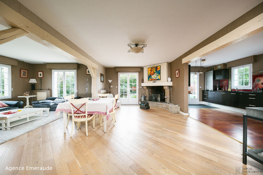Maison Dinard 8 pièce(s) 234 m² habitable chambre et bureau au rez-de-chaussée piscine terrain de 1669 m² clos et arboré Maison Dinard 8 pièce(s) 234 m² habitable chambre et bureau au rez-de-chaussée piscine terrain de 1669 m² clos et arboré