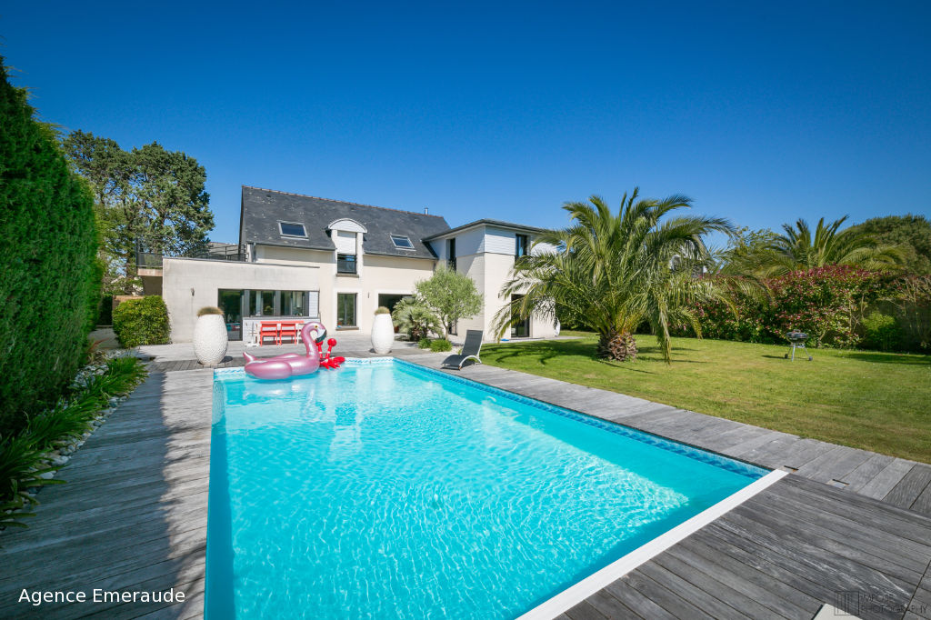 Maison Dinard 6 pièce(s) 161 m² suite parentale au rez-de-chaussée beau jardin paysagé 1000 m² de terrain piscine Maison Dinard 6 pièce(s) 161 m² suite parentale au rez-de-chaussée beau jardin paysagé 1000 m² de terrain piscine
