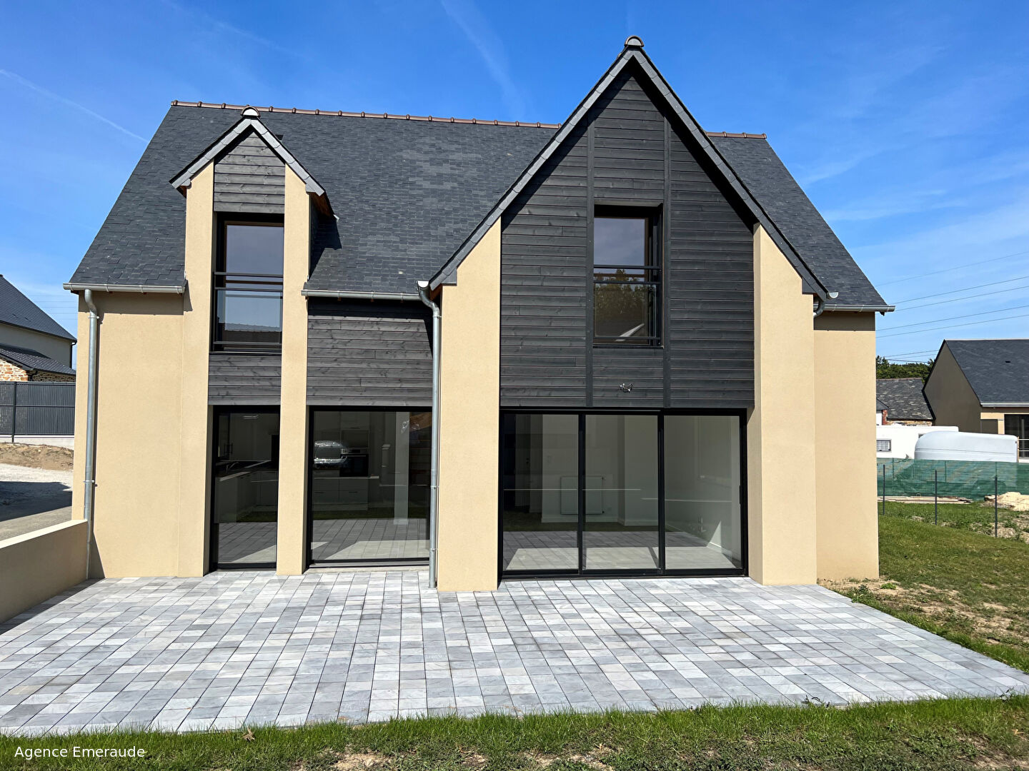 Maison La Richardais 5 pièce(s) 124.89 m² terrain d'une superficie de 392 m² Chambre et salle d'eau au rez-de-chaussée Maison La Richardais 5 pièce(s) 124.89 m² terrain d'une superficie de 392 m² Chambre et salle d'eau au rez-de-chaussée