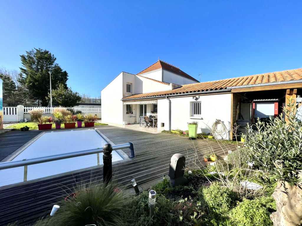 Maison La Rochelle 5 pièce(s) 240 m2 Maison La Rochelle 5 pièce(s) 240 m2