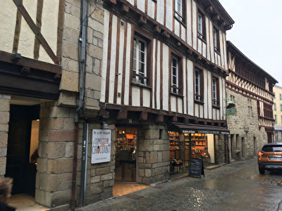 A VENDRE MURS commerciaux avec locataire en place ,centre ville historique 29000 Quimper A VENDRE MURS commerciaux avec locataire en place ,centre ville historique 29000 Quimper