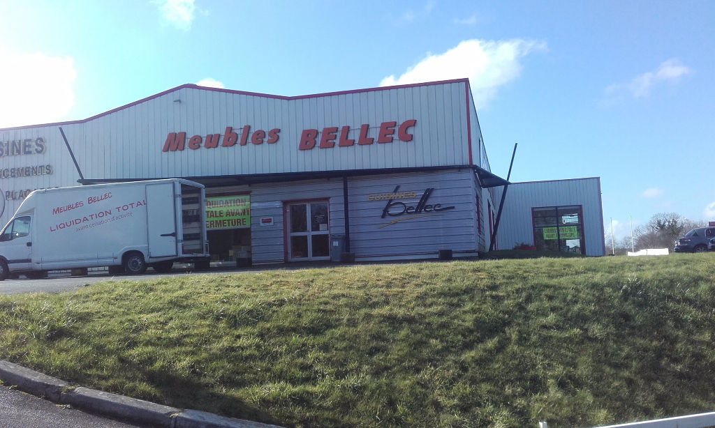 À LOUER local de 600 m² d'activités commerciales/industrielles/artisanales 29000 QUIMPER À LOUER local de 600 m² d'activités commerciales/industrielles/artisanales 29000 QUIMPER