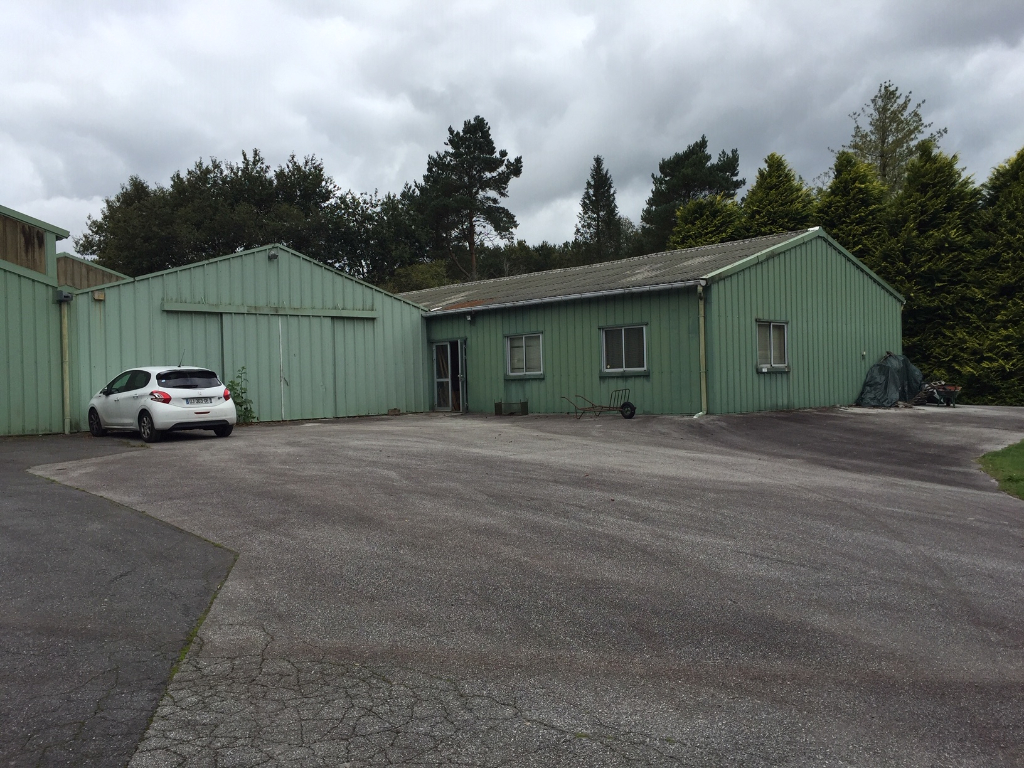 À VENDRE Local d'activité 1600 m² proche de la Rocade Nord de Quimper, par la sortie vers Plogonnec. À VENDRE Local d'activité 1600 m² proche de la Rocade Nord de Quimper, par la sortie vers Plogonnec.