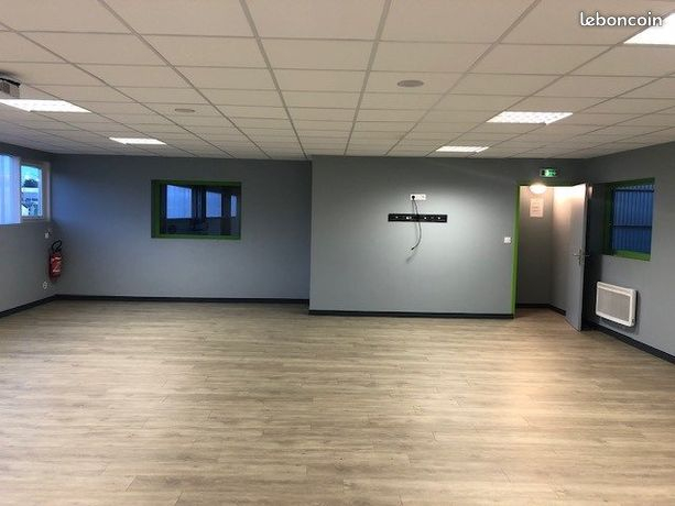 Local commercial de 1000m2 sur Landivisiau emplacement N°1 Local commercial de 1000m2 sur Landivisiau emplacement N°1