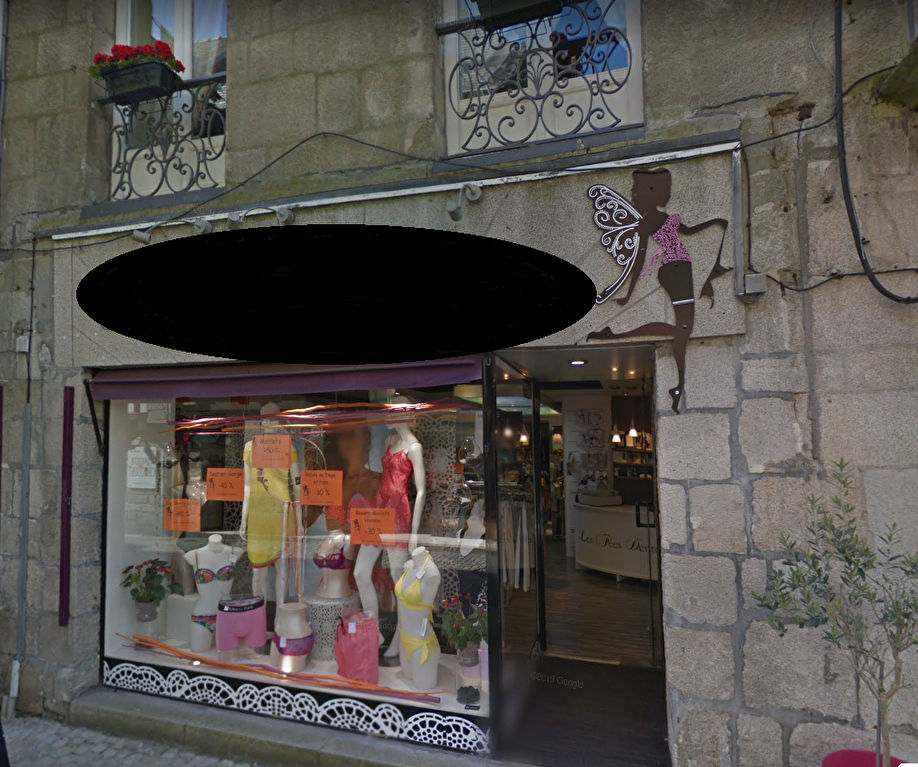 Belle boutique de 64 m², située en emplacement N°1 à l'angle d'une rue piétonne au coeur du centre-ville historique de Quimper 29000. Belle boutique de 64 m², située en emplacement N°1 à l'angle d'une rue piétonne au coeur du centre-ville historique de Quimper 29000.