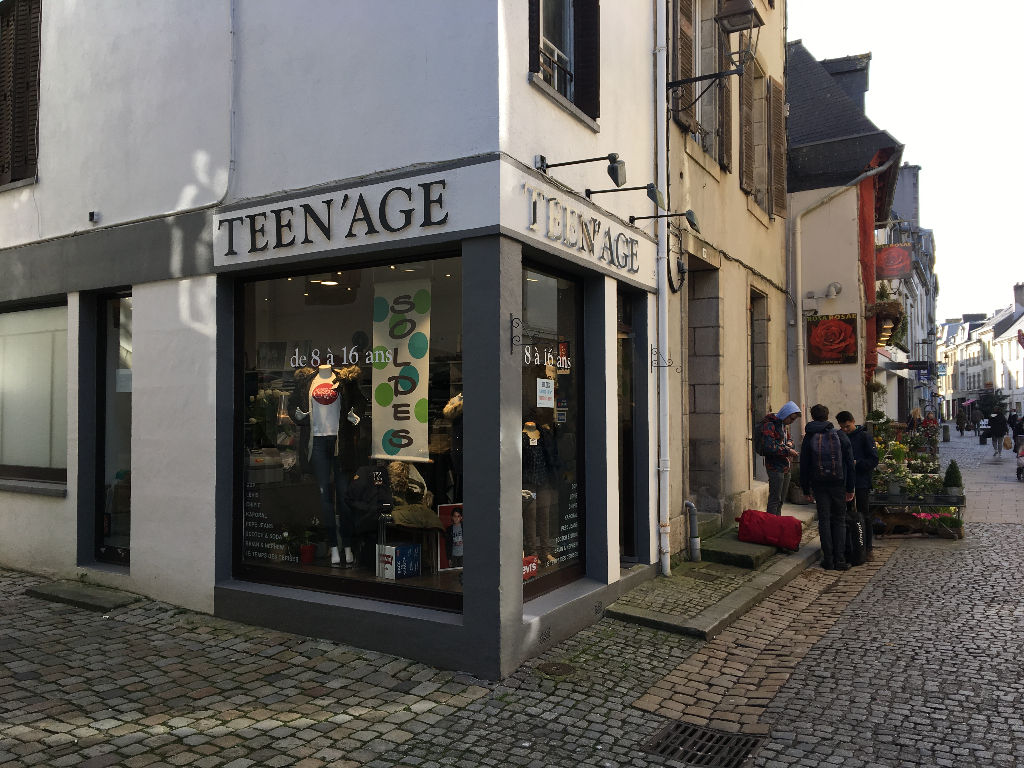 À louer un local commercial situé en emplacement n°1 sur une rue piétonne au centre-ville historique de Quimper 29000. À louer un local commercial situé en emplacement n°1 sur une rue piétonne au centre-ville historique de Quimper 29000.