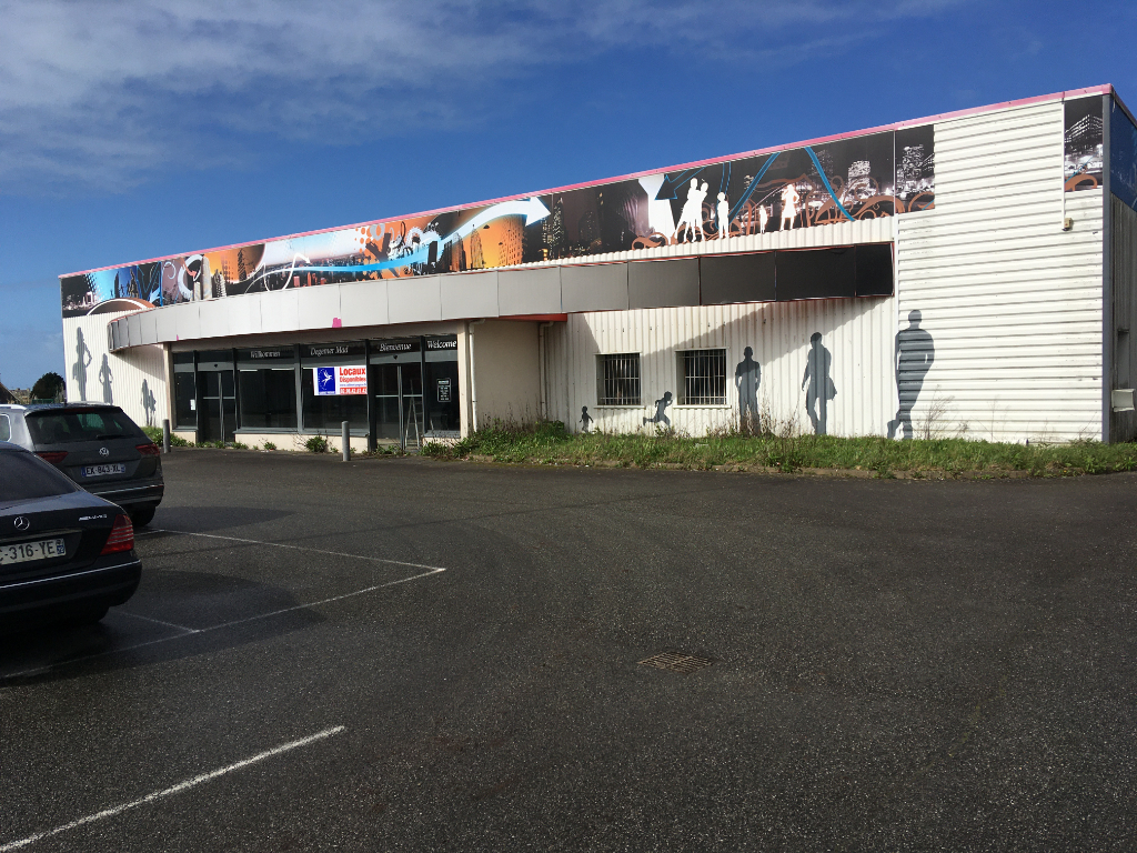 A LOUER une cellule commercial de 400 m²,mitoyenne de Carrefour Market et de sa station service Audierne 29 770 A LOUER une cellule commercial de 400 m²,mitoyenne de Carrefour Market et de sa station service Audierne 29 770