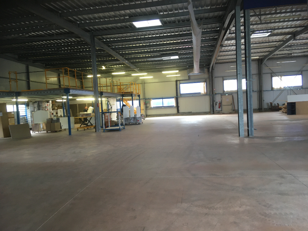 A Louer un local d'atelier/stockage de 550 m² 29 000 Quimper A Louer un local d'atelier/stockage de 550 m² 29 000 Quimper