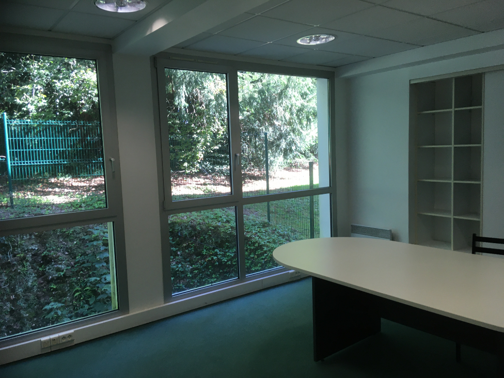 A louer bureau de 137 m² sur deux niveaux ,situé au centre d'affaires de Keradennec 29 000 Quimper A louer bureau de 137 m² sur deux niveaux ,situé au centre d'affaires de Keradennec 29 000 Quimper