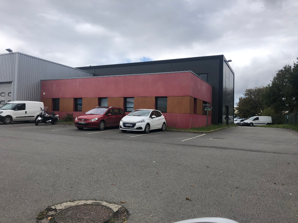 A vendre Situé dans la zone de Kergaradec. Local d'activité 2200 m2 A vendre Situé dans la zone de Kergaradec. Local d'activité 2200 m2