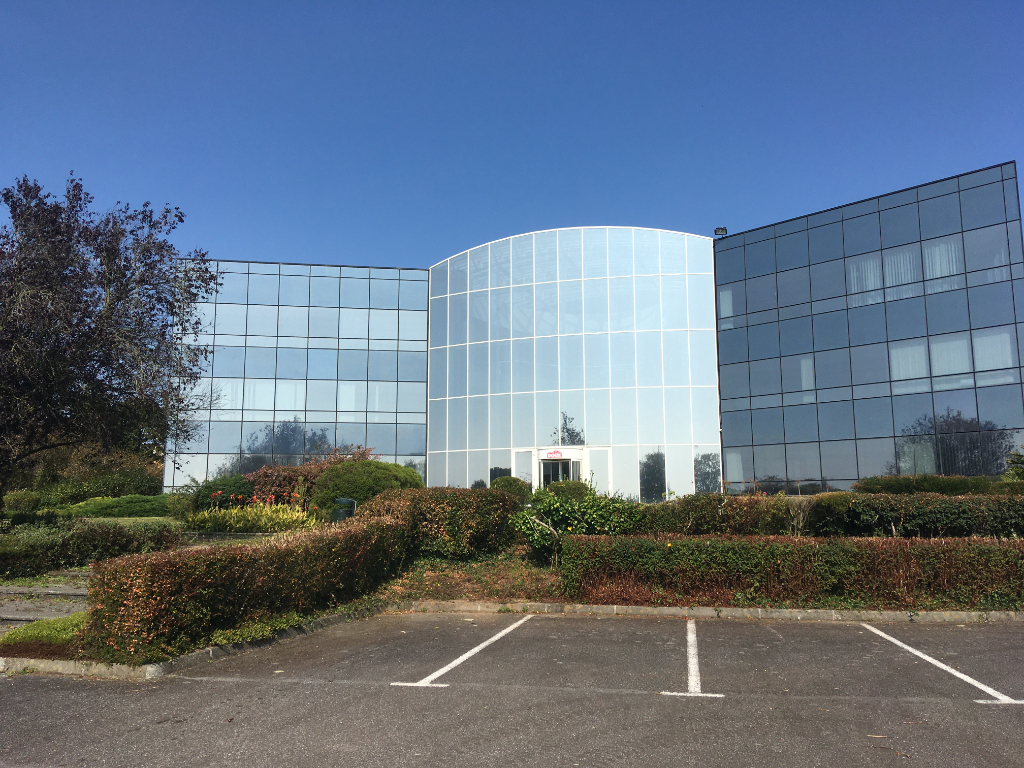 À vendre un immeuble de bureau de 4000 m² sur un terrain de 30 000 m² avec une visibilité attractive en bordure de la voie expresse RN 165 Châteaulin 29150 À vendre un immeuble de bureau de 4000 m² sur un terrain de 30 000 m² avec une visibilité attractive en bordure de la voie expresse RN 165 Châteaulin 29150