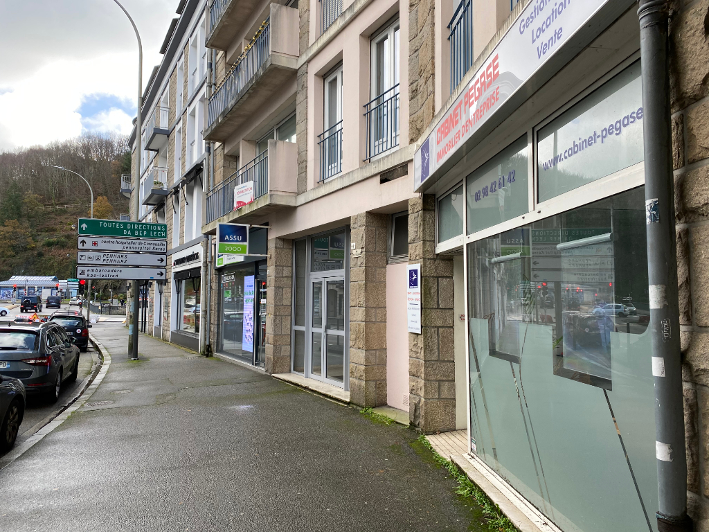 A louer un local de bureau de 70 m², avec vitrine sur rue, excellente visibilité, centre ville de 29 000 Quimper A louer un local de bureau de 70 m², avec vitrine sur rue, excellente visibilité, centre ville de 29 000 Quimper