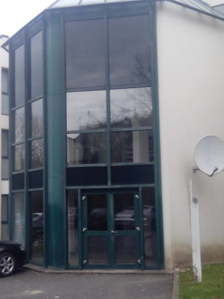 A LOUER bureaux 195 m² avec salle de réunion et parkings 29 000 Quimper A LOUER bureaux 195 m² avec salle de réunion et parkings 29 000 Quimper