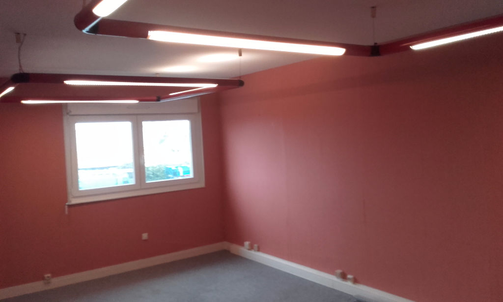 A LOUER à Quimper , un plateau de 14 bureaux divisibles de 328 m 2 A LOUER à Quimper , un plateau de 14 bureaux divisibles de 328 m 2