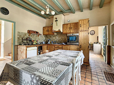 Maison de bourg de 200m2 avec un potentiel de 6 chambres, au coeur de la ville de Champigne