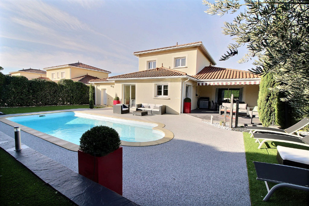 photos n°1 Manissieux: Villa récente T6 sur 651 m² de terrain .