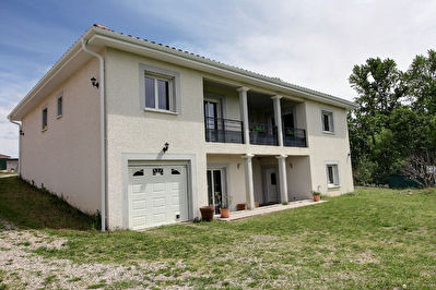 Villa recente de 195 m2 sur son terrain de 817 m2