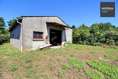 Saint Just Chaleyssin - Dependance a amenager de 140 m2 utile sur 1138 m2 de terrain au centre du village.