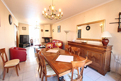 Maison avec bureaux , dependances et hangar entre Chalons et Reims