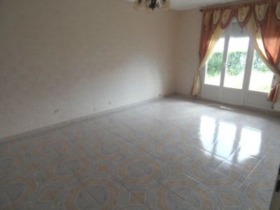 Flesselles : pavillon mitoyen par le garage avec 4 chambres, garage, jardin et sous sol env. 105 m2