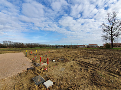 Terrain constructible entierement viabilise de 920m2 a vendre a Pechabou