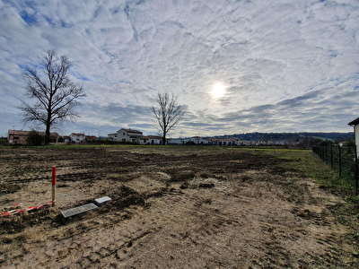 Terrain constructible entierement viabilise de 1185m2 a vendre a Pechabou