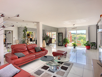 Pompertuzat. Maison d'architecte 5 pieces de 2007 de 235 m2 sur un beau jardin arbore avec piscine a vendre