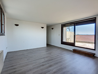 Toulouse. Quartier La Roseraie. Appartement T2 en dernier etage avec grande terrasse beneficiant d'une vue panoramique a vendre