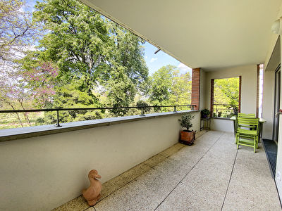 A vendre dans le centre-ville de Castanet-Tolosan un appartement T3 de 63m2 avec ascenseur, une place de parking en sous-sol, un cellier et une cave.