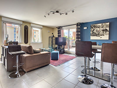 A vendre dans le centre-ville de Castanet-Tolosan. Appartement 3 pieces de 71m2 avec ascenseur et un garage double boxe en sous-sol, aucun travaux a prevoir.