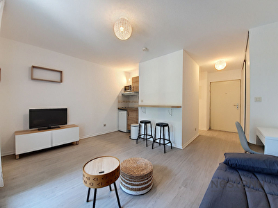 Castanet-Tolosan. Dans une residence securisee avec piscine et tennis. Appartement T1 de 25m2 a louer avec parking.