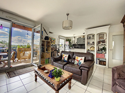 Castanet-Tolosan appartement T4 de 83m2 au dernier etage avec ascenseur a vendre avec un garage boxe en sous-sol.