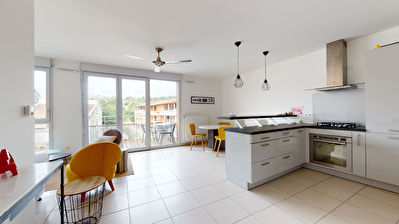 A vendre dans le centre-ville de Castanet-Tolosan. Appartement 3 pieces de 65m2 avec ascenseur et deux places de parkings en sous-sol, aucun travaux a prevoir.