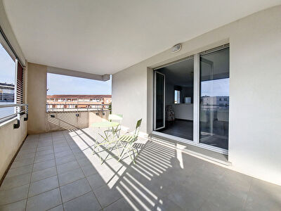 Exclusivite Nestenn Immobilier. Castanet-Tolosan. Appartement 4 pieces a vendre en etage avec ascenseur, terrasse et parking en sous-sol.