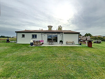 Maison 5 pieces de plain-pied de 113m2 a vendre sur un terrain plat divisible de 2000m2 a Castelnau d'Estretefonds