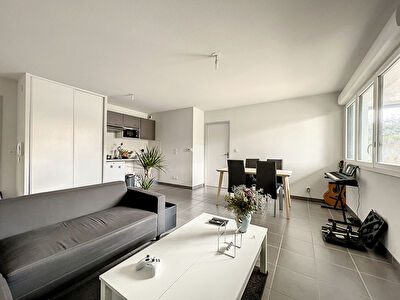 A vendre au centre-ville de Castanet-Tolosan. Appartement 2 pieces de 41m2 avec parking en sous-sol.