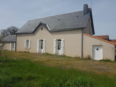 Maison, dependances, environ 6 hectares D4227
