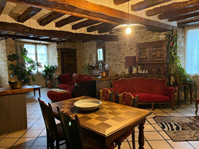 Maison ancienne avec de beaux volumes et charme - D5366