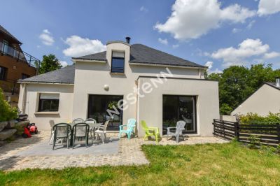 Maison contemporaine vie de plain-pied et sous-sol.