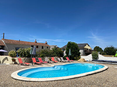 Maison ancienne avec dependances, gite et une piscine.
