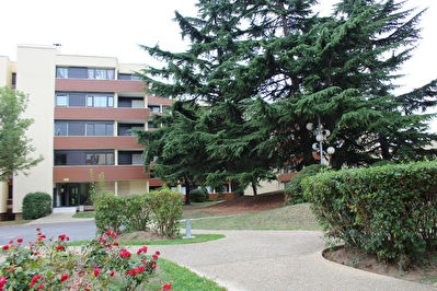APPARTEMENT LE PLESSIS BOUCHARD Proche commerces et axe routier - 3 pieces - 70 m2