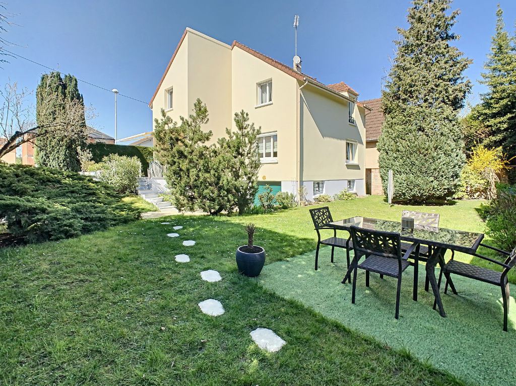 photos n°1 Franconville, quartier du vieux marché, maison de 7 pièces 153 M²