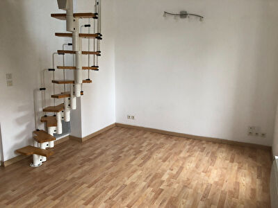 A LOUER - QUESTEMBERT - Studio duplex- 350Â