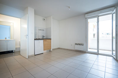A LOUER - MURET APPARTEMENT T1 21 m2 au 2eme etage avec balcon et parking- G320