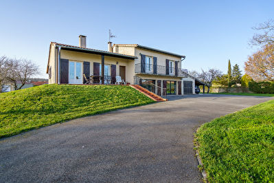 A VENDRE - Plaisance du Touch - Maison T8 situee plein centre ville
