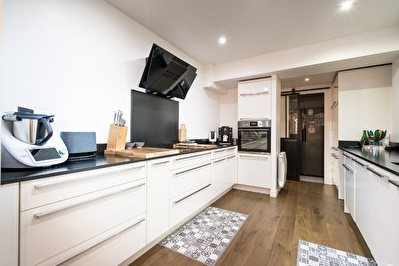 A VENDRE - Au Sud de Toulouse- Superbe maison de ville renovee T6 de 208m2 avec jardin intime et garage