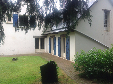 Maison en pierre, non mitoyenne, bourg a pieds