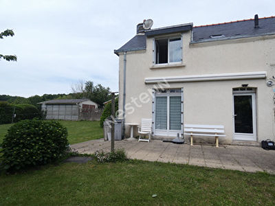 Maison en pierre, bourg, 720 m2 terrain.