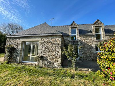 Maison en pierre Questembert 1.5 km de la Gare, plus de 2100 m2 de terrain !