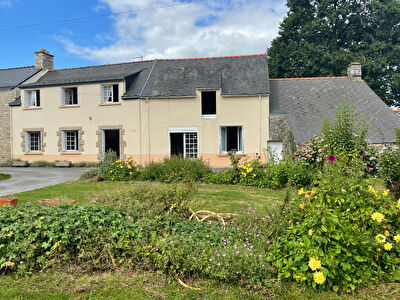 Morbihan, Bretagne sud, grande maison 135 m2 avec potentiel, 1100 m2 de terrain, dependances.